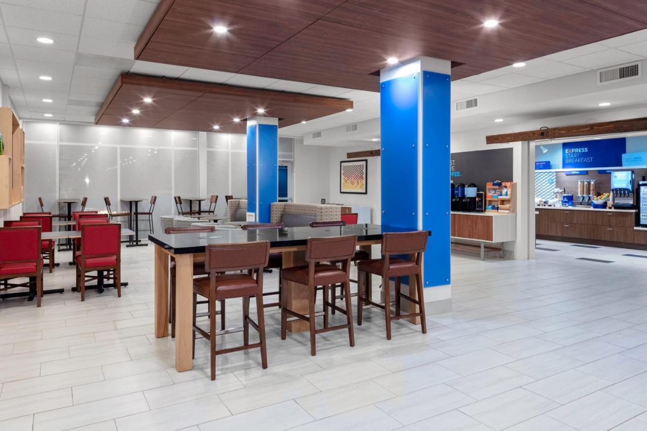 Holiday Inn Express & Suites Wilmington West - Medical Park By Ihg Bagian luar foto
