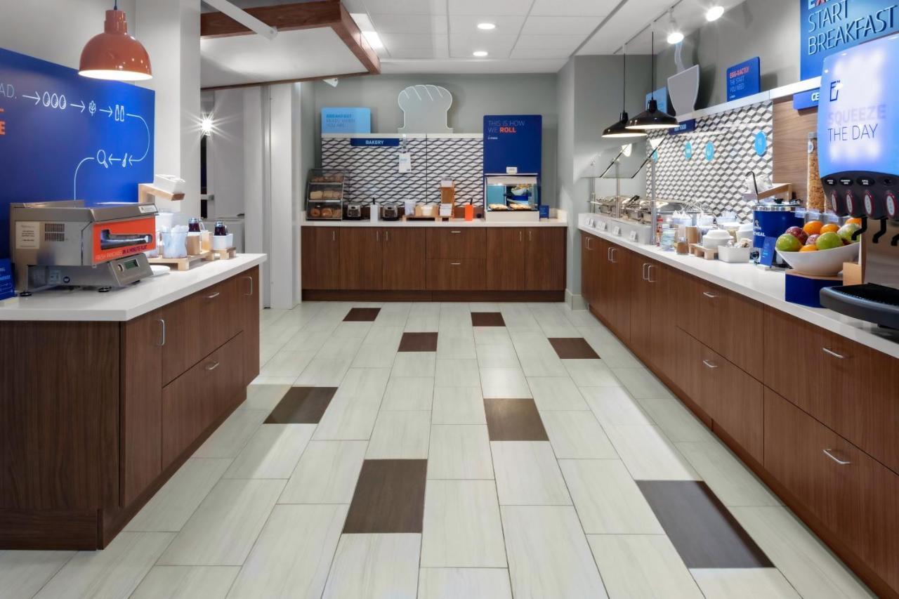 Holiday Inn Express & Suites Wilmington West - Medical Park By Ihg Bagian luar foto