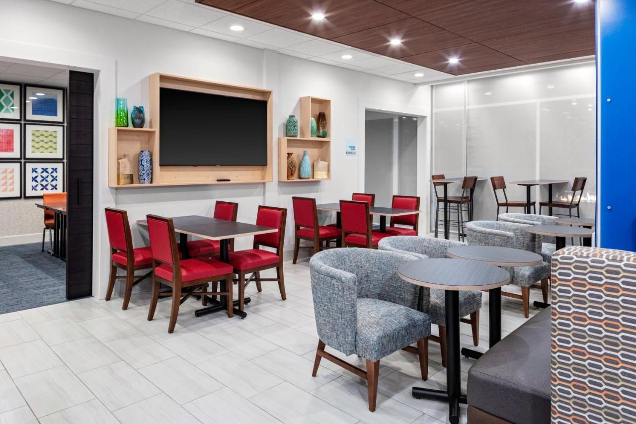 Holiday Inn Express & Suites Wilmington West - Medical Park By Ihg Bagian luar foto
